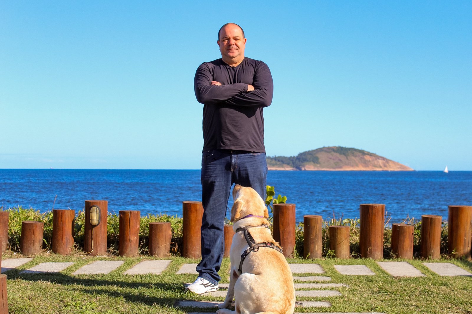 Carlos Sardinha e cão durante treinamento